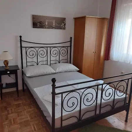 Orange Apartment's Repic *
