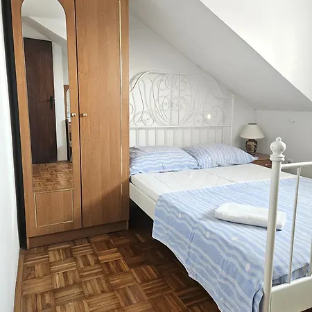 Orange Apartment's Repic *