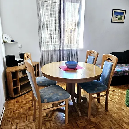 Orange Apartment's Repic