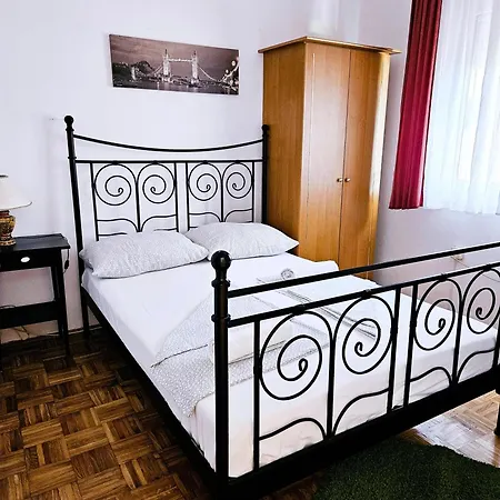 Orange Apartment's Repic