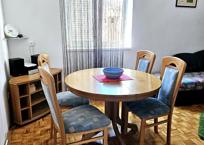 Orange Apartment's Repic