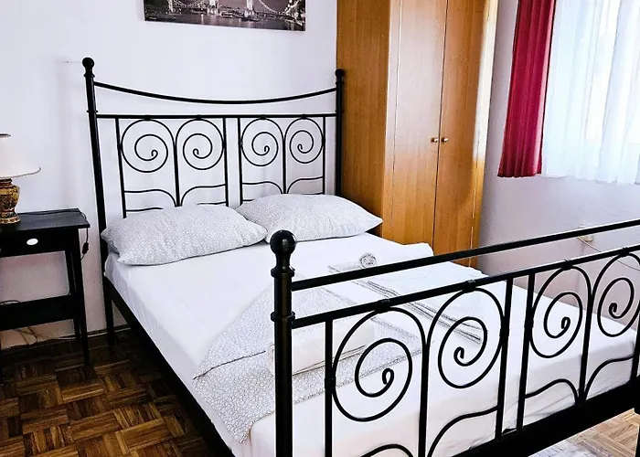 Orange Apartment's Repic