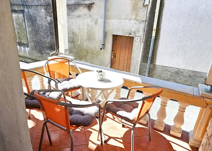 Orange Apartment's Repic