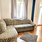 Orange Apartment's Repic *