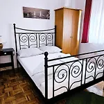 Orange Apartment's Repic