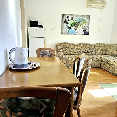 Orange Apartment's Repic