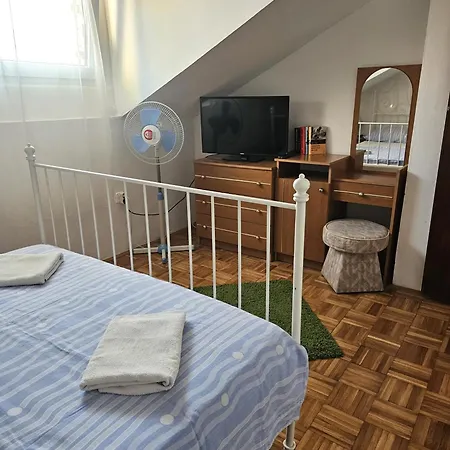 Orange Apartment's Repic *