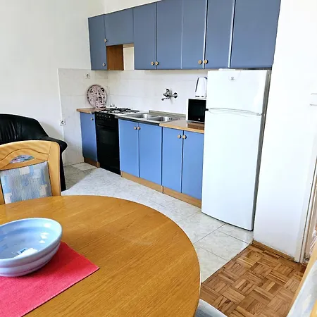 Orange Apartment's Repic