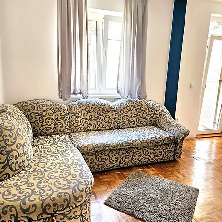 Orange Apartment's Repic *