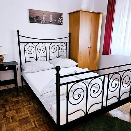 Orange Apartment's Repic