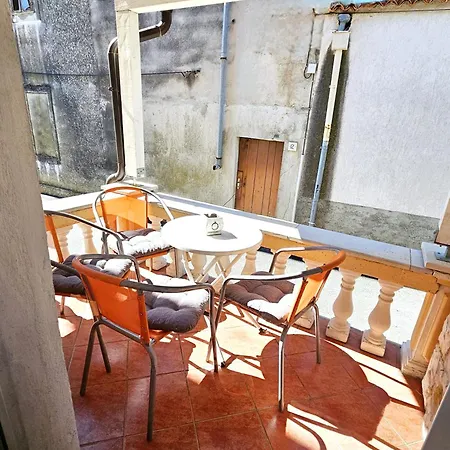 Orange Apartment's Repic