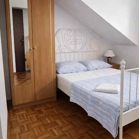 Orange Apartment's Repic