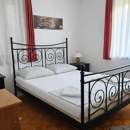 Orange Apartment's Repic