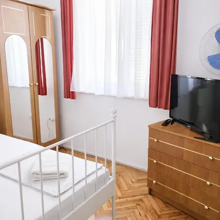 Orange Apartment's Repic *