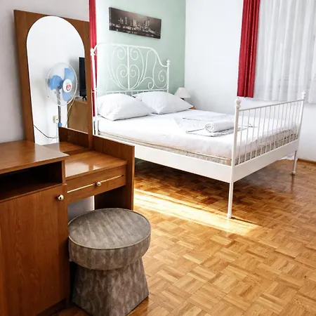 Orange Apartment's Repic