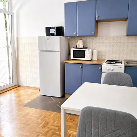 Orange Apartment's Repic *