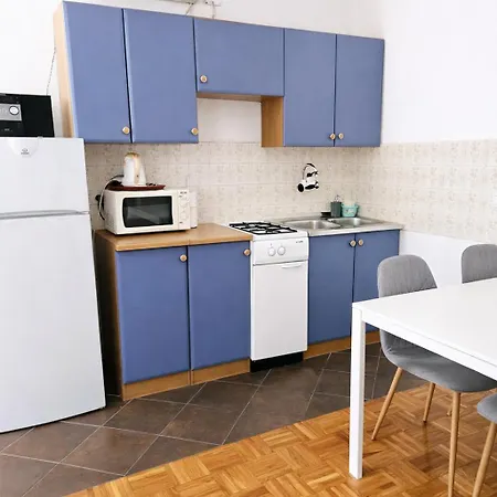 Orange Apartment's Repic