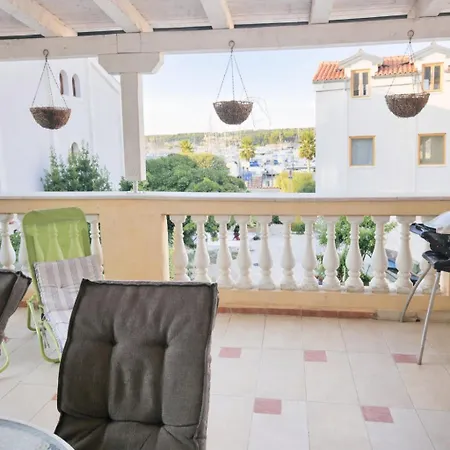 Orange Apartment's Repic *