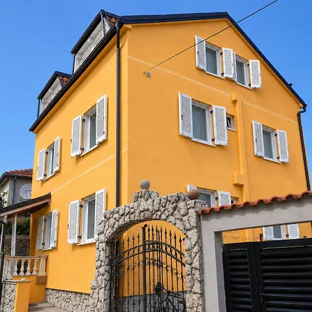 Orange Apartment's Repic
